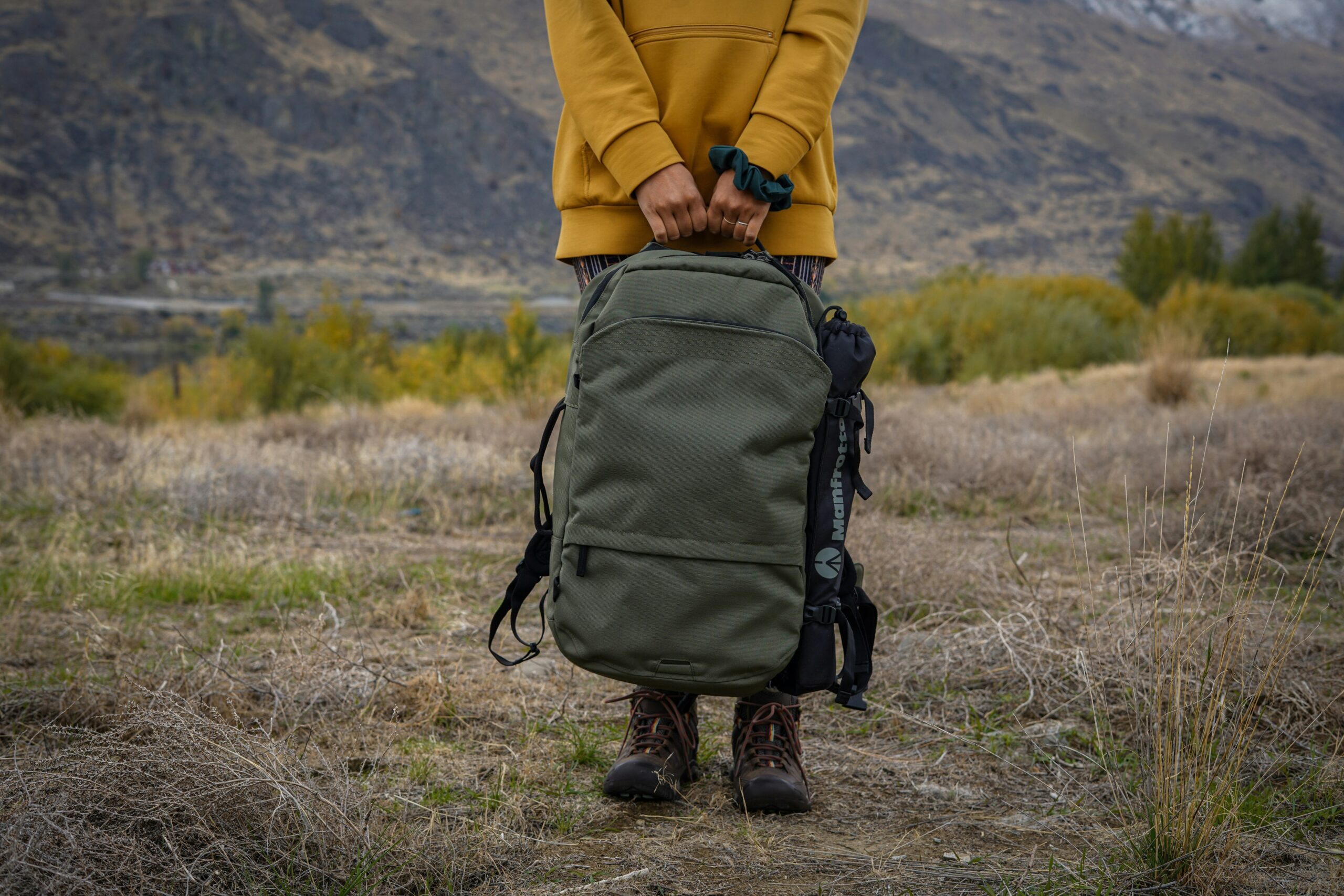 Une personne qui tient son bagage, montre une assurance pour bagages et retard de vols.